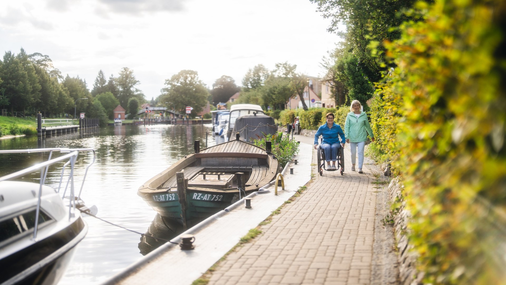 Barrierefreiheit ist für Kerstin ein zentrales Thema. In Plau am See kommt sie mit Rollstuhl gut von A nach B., © TMV/Gross