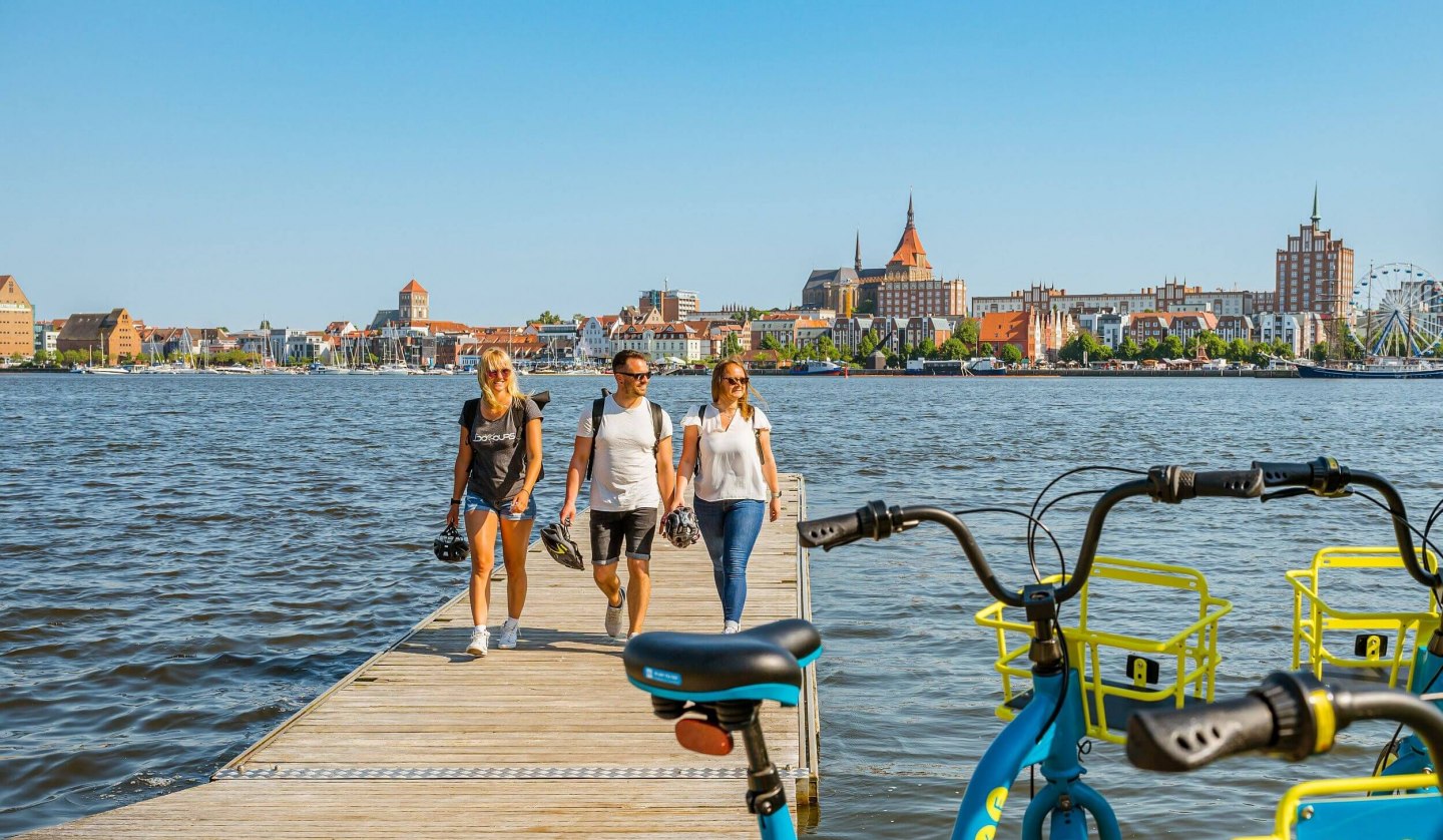 Vom Gehlsdorfer Ufer aus, den Blick auf den Rostocker Stadthafen genießen, © TMV/Tiemann