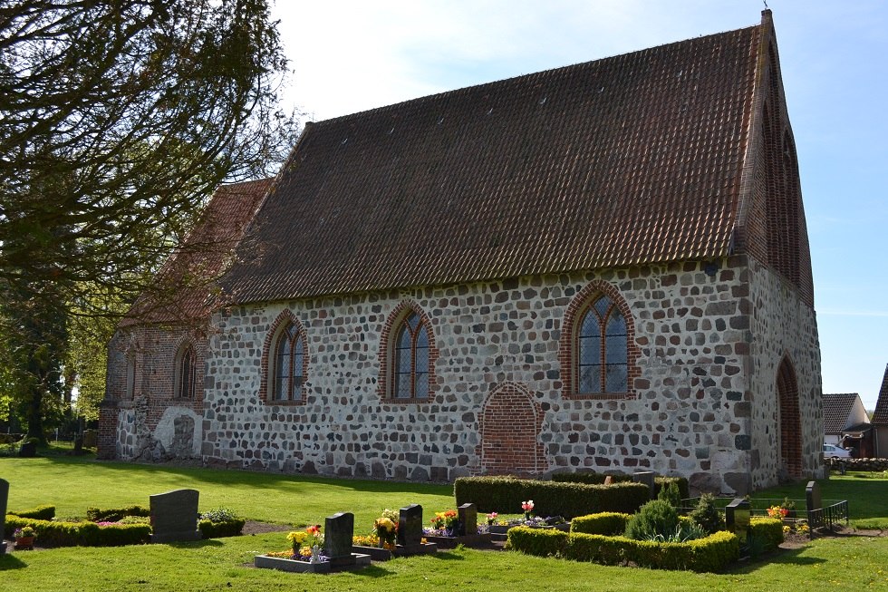 Kirche mit Grabstätten, © Lutz Werner