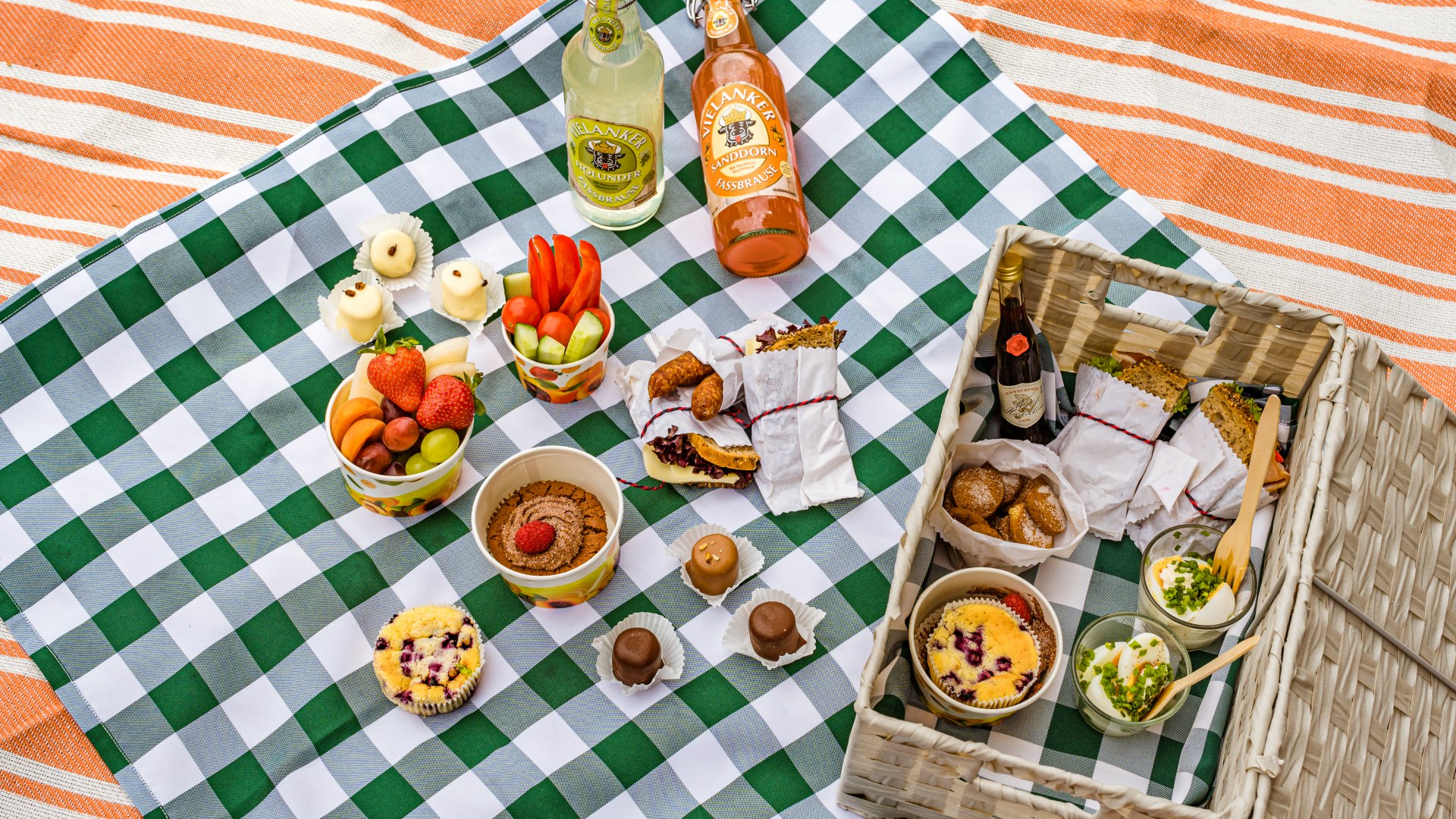 So macht die Rast im Schlosspark Freude. Zu trinken gibt es gekühlte Fassbrause., © TMV/Tiemann