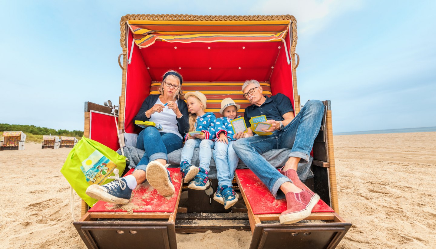 Mit den Großeltern im Strandkorb kuscheln, eine Sandburg bauen oder für Urlaubsfotos pausieren - ein Tag am Strand mit den Großeltern., © TMV/Tiemann