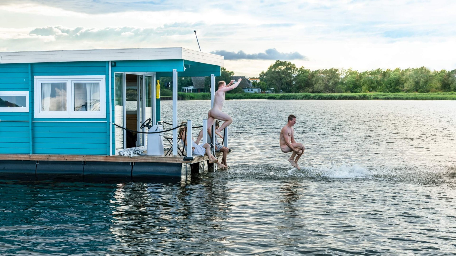 Nach der Flusssauna geht’s zur Abkühlung direkt in die Warnow, © TMV/Tiemann