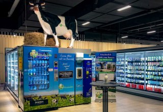 Milchautomat EDEKA Center, © van der Ham Bollewick