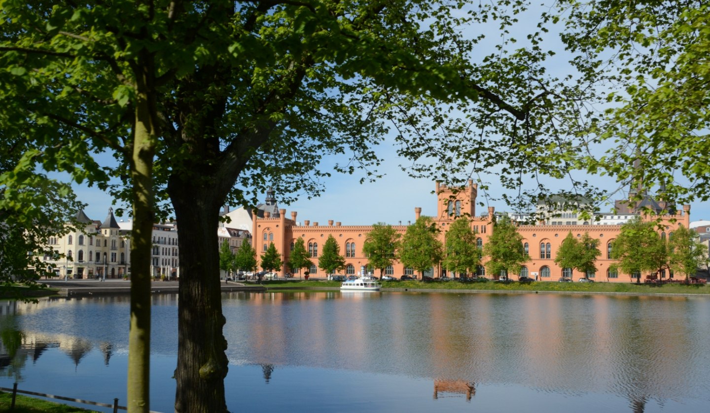 Blick von der Promenade über den Pfaffenteich in Schwerin, © Tourismusverband Mecklenburg-Schwerin