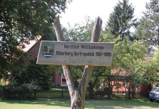 Ein Hinweisschild begrüßt die Besucher in der Dorfrepublik Rüterberg, © Gabriele Skorupski