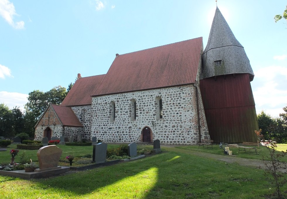 Seitenansicht der Tribohmer Feldsteinkirche mit hölzernem Glockenturm, © Martin Hagemann