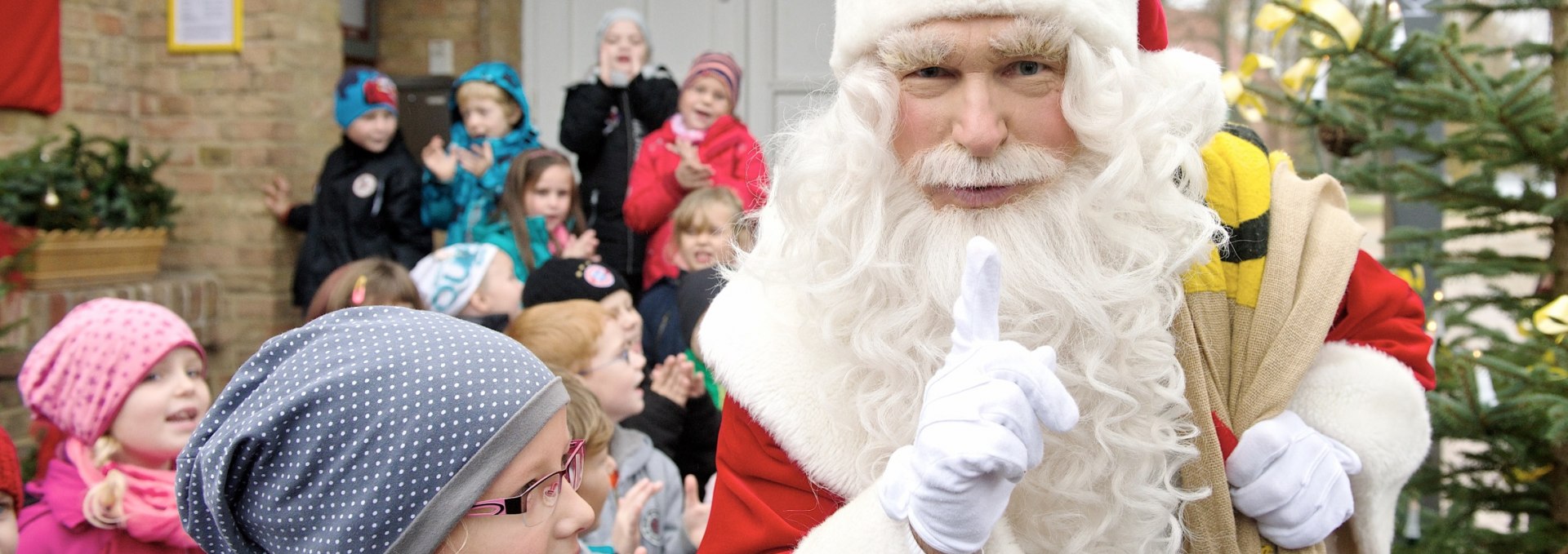 Weihnachtsmann mit Kindern vor Weihnachtspostfiliale, © Deutsche Post DHL Group