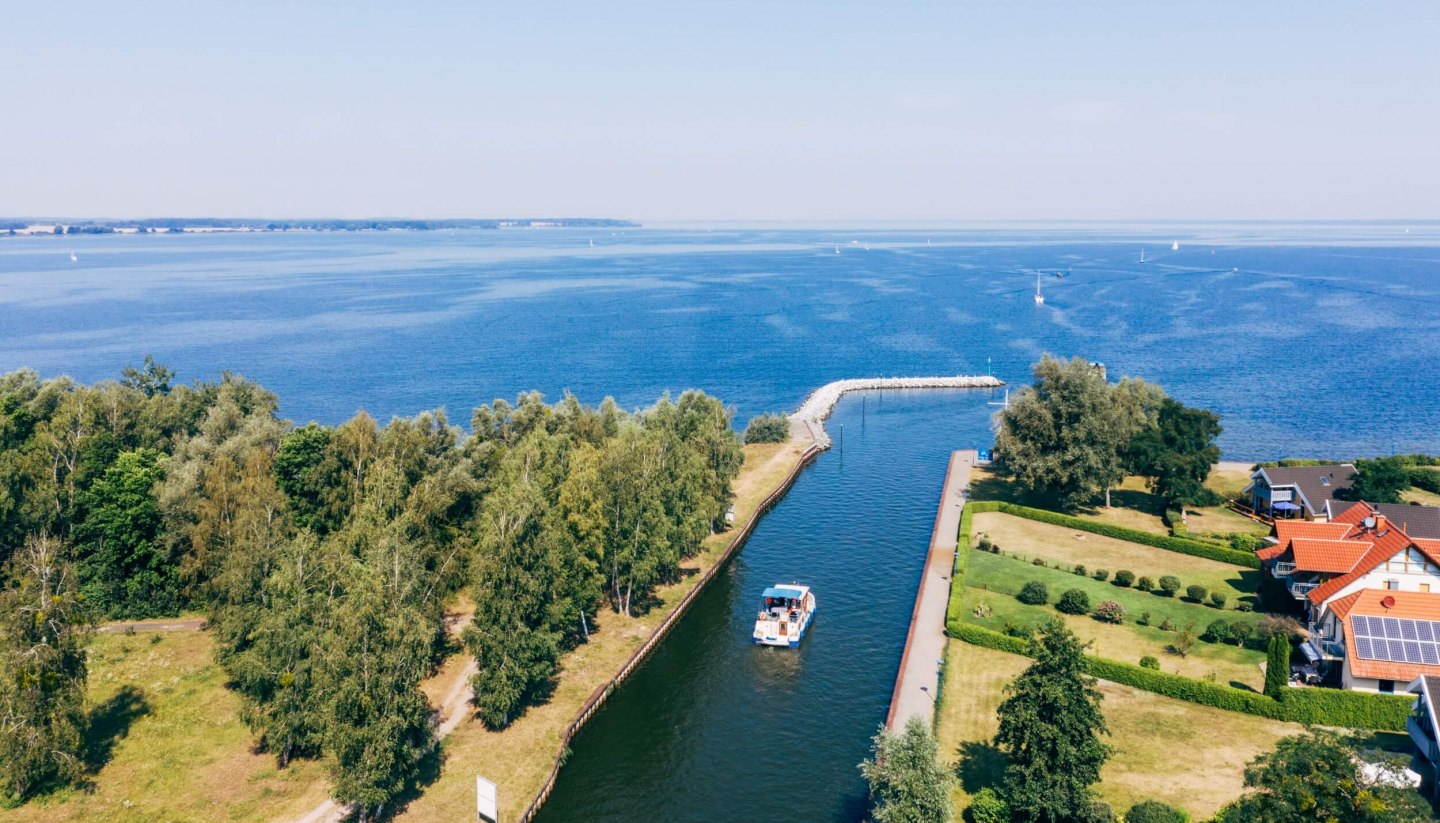 Micha steuert das Hausboot durch den Kanal in Richtung Müritz., © TMV/Gänsicke