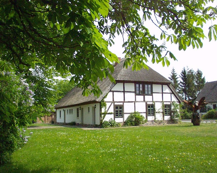 Die Alte Ausspanne mit der letzten Rübe, die über die Bahnstrecke mit der alten Rübenbahn zum Tessiner Bahnhof gebracht wurde., © Förderverein der Heimat- und Kulturpflege Walkendorf