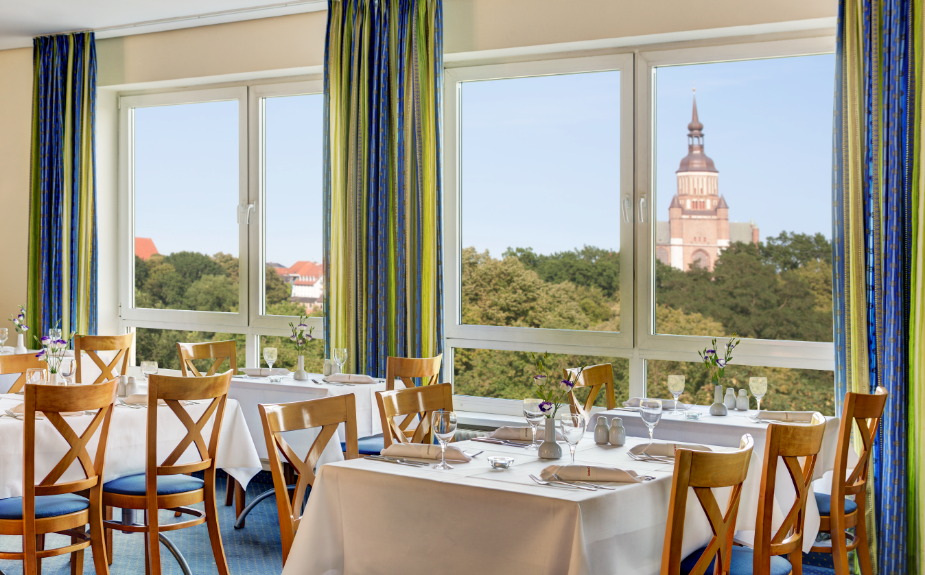 Restaurant mit Blick zur Stadt Stralsund., © IntercityHotel Stralsund