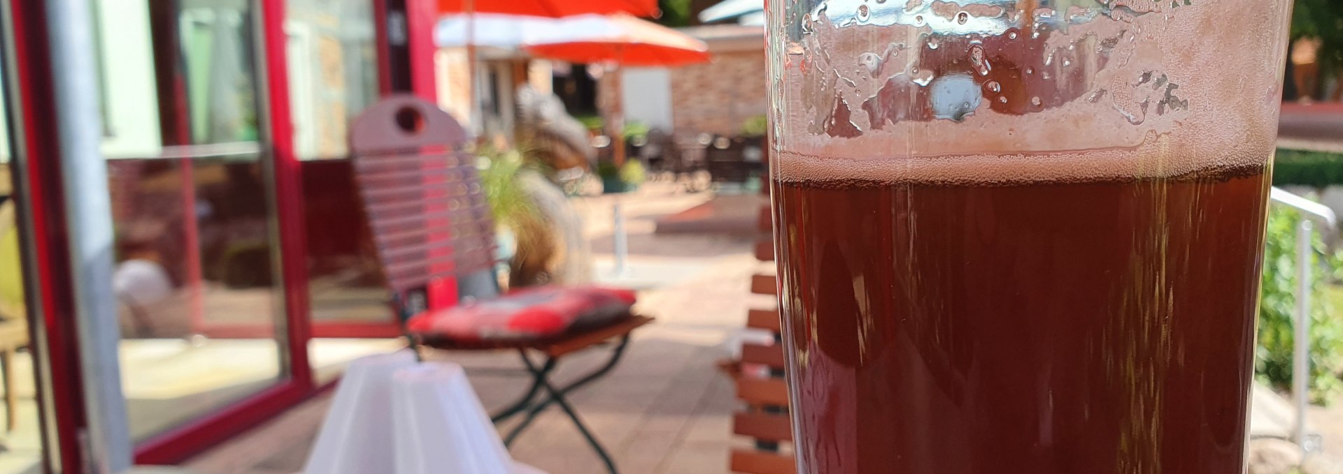 Im Sommer die Erfrischungen auf der Gartenterrasse genießen, © Sabine Maus