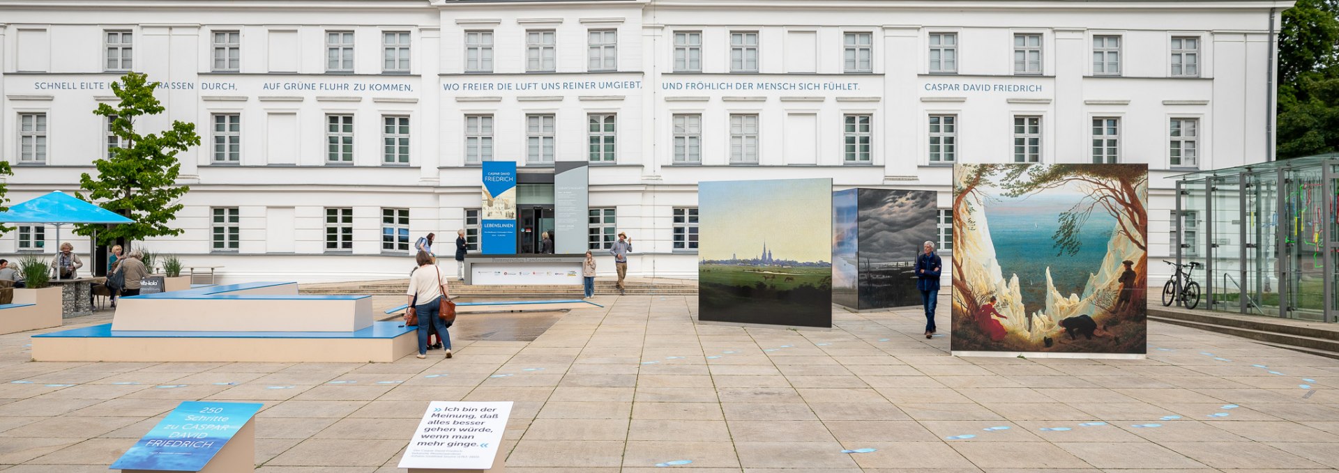 Auf dem Museumsvorplatz beginnen die „250 Schritte zu Caspar David Friedrich“, © Pommersches Landesmuseum / André Gschweng