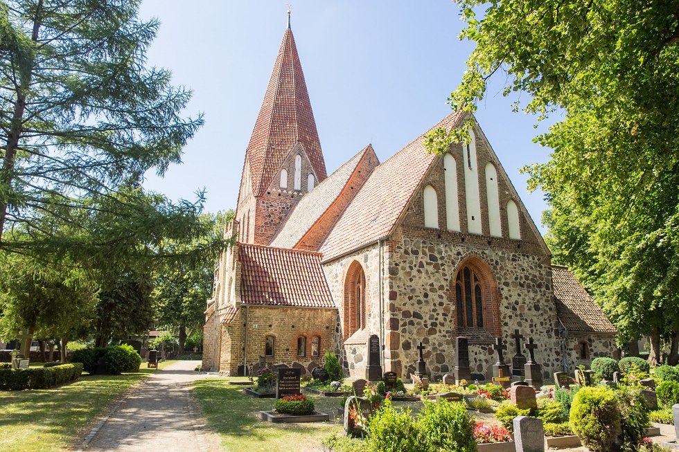 Kirche Lichtenhagen-Dorf mit Friedhof, © Frank Burger