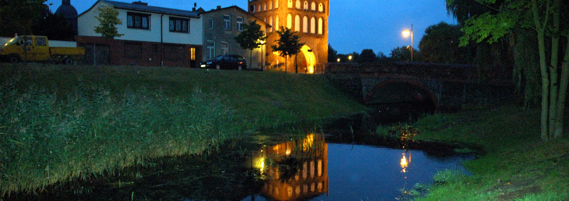 Rostocker Tor bei Nacht, © Stadt Ribnitz-Damgarten