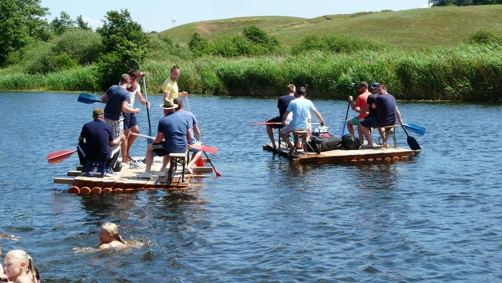 Paddler-Gruppe auf zwei selbstgebauten Flößen, © Sven-Erik Muskulus