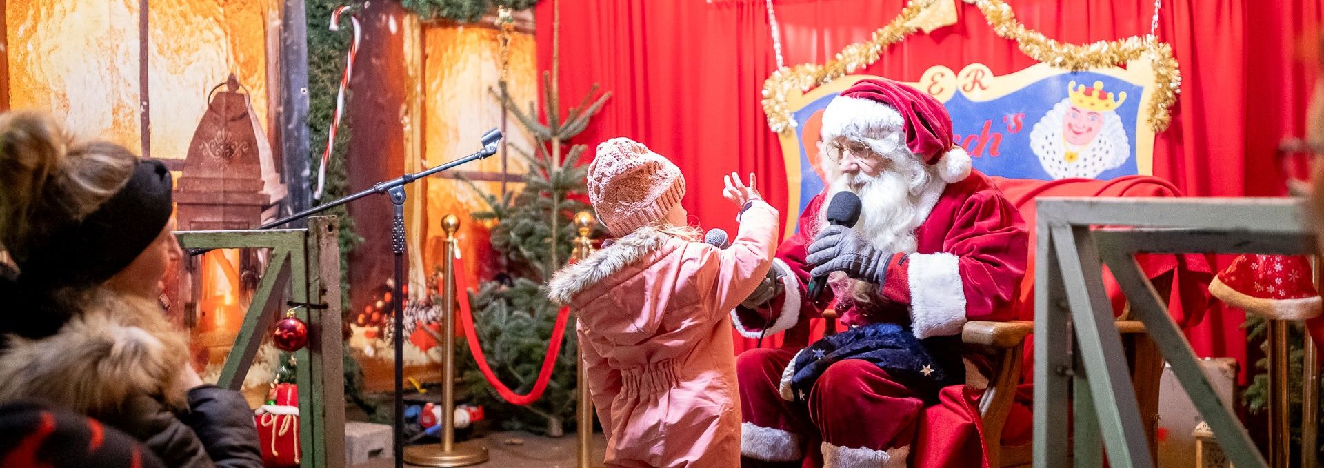 Am ersten Advent wird der Weihnachtsmann um 15:00 Uhr erwartet. Da der Weihnachtsmann mit dem Schlitten so schlecht auf den Giebelhäusern landen kann, steigt er vor den Stadtmauern bereits auf eines der Traditionsschiffe um. Zur Begrüßung ab 14:30 Uhr sind alle Kinder mit ihren Familien herzlich eingeladen. Auf den Stufen im Hafen und bei der Querung der Fußgängerbrücke können die Kinder dem Weihnachtsmann begrüßen. Anschließend wird er gemeinsam mit Greifswalds Oberbürgermeister Dr. Stefan Fassbinder in seiner Kutsche zum Historischen Marktplatz fahren. Wer den Weihnachtsmann am ersten Advent verpasst, kann jeden Mittwoch, Freitag, Samstag und Sonntag ab 16:00 Uhr die Weihnachtsmannsprechstunde besuchen., © André Gschweng