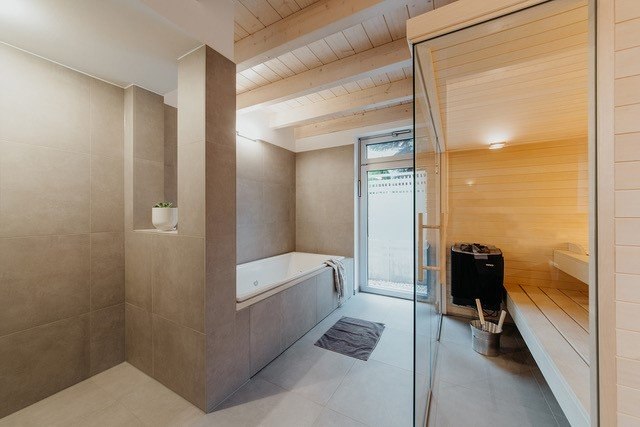 Entspanne im eigenen Wellness-Bad mit Sauna und Whirlpool., © Ulrike Gerasch/Elena Krämer