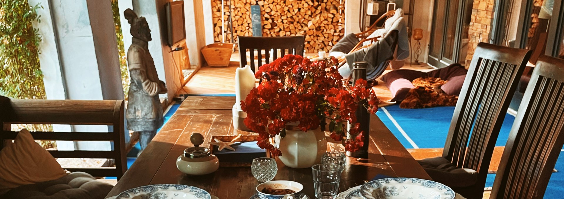 Großer Tisch mit viel Platz für gemeinsame Mahlzeiten im Gutshaus Boldekow, © Gutshaus Boldekow / Anja Thonig