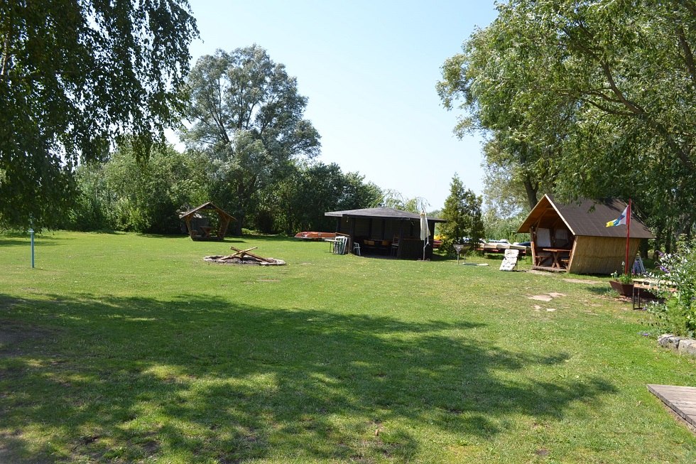 Grüner Bereich mit Sitz- und Liegeflächen und einem Grillplatz, © Lutz Werner