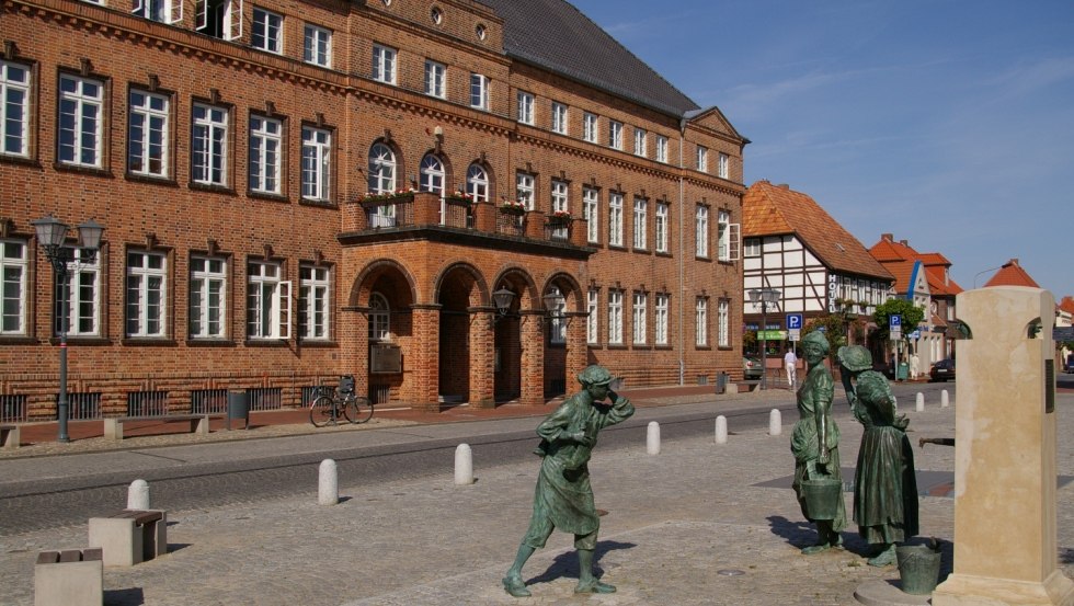 Rathaus mit Fiek`n Brunnen und lustiger Figurengruppe, © Stadt Hagenow