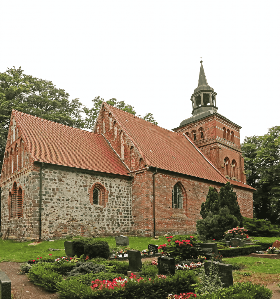 Seitenansicht der Kirche und Friedhof, © TMV/Gohlke