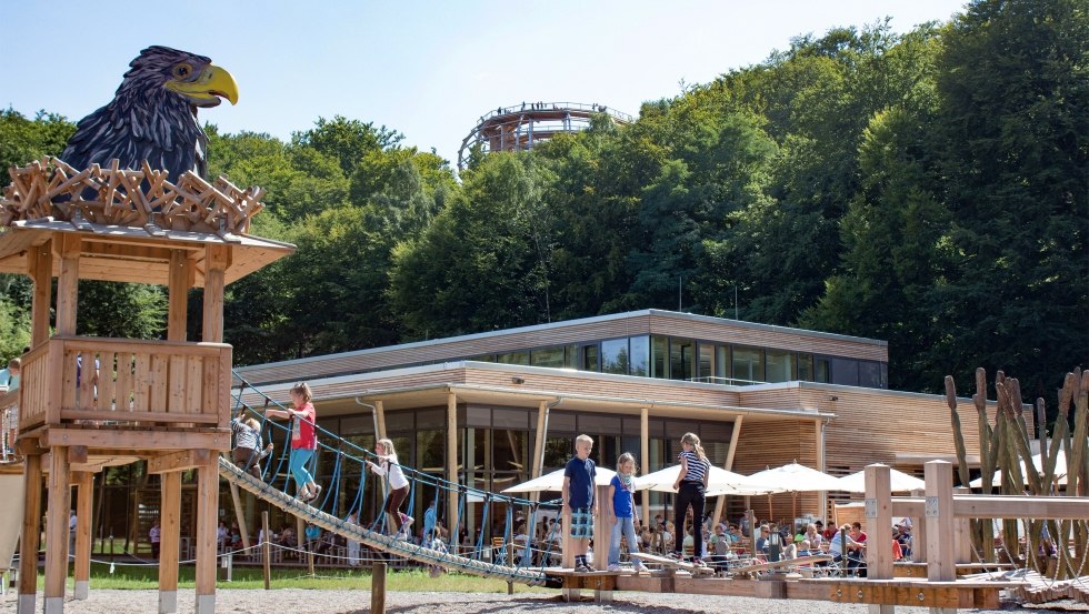 Die hauseigene Boomhus Gastronomie mit einem Biergarten lädt zum Verweilen ein., © Erlebnis Akademie AG / Naturerbe Zentrum Rügen