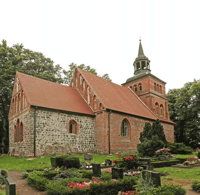 Seitenansicht der Kirche und Friedhof, © TMV/Gohlke