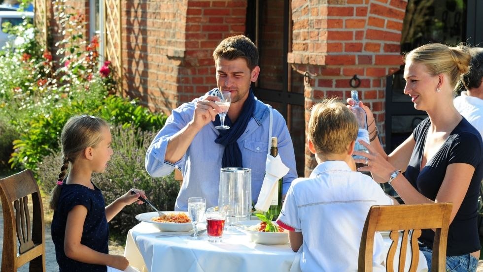 Im Sommer kann man draußen tafeln, © TMV/Foto@Andreas-Duerst.de