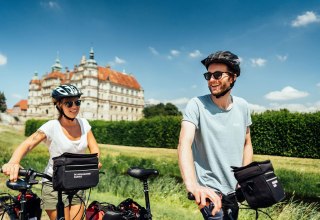 Unterwegs mit dem Rad am Schloss Güstrow, © TMV/Gänsicke