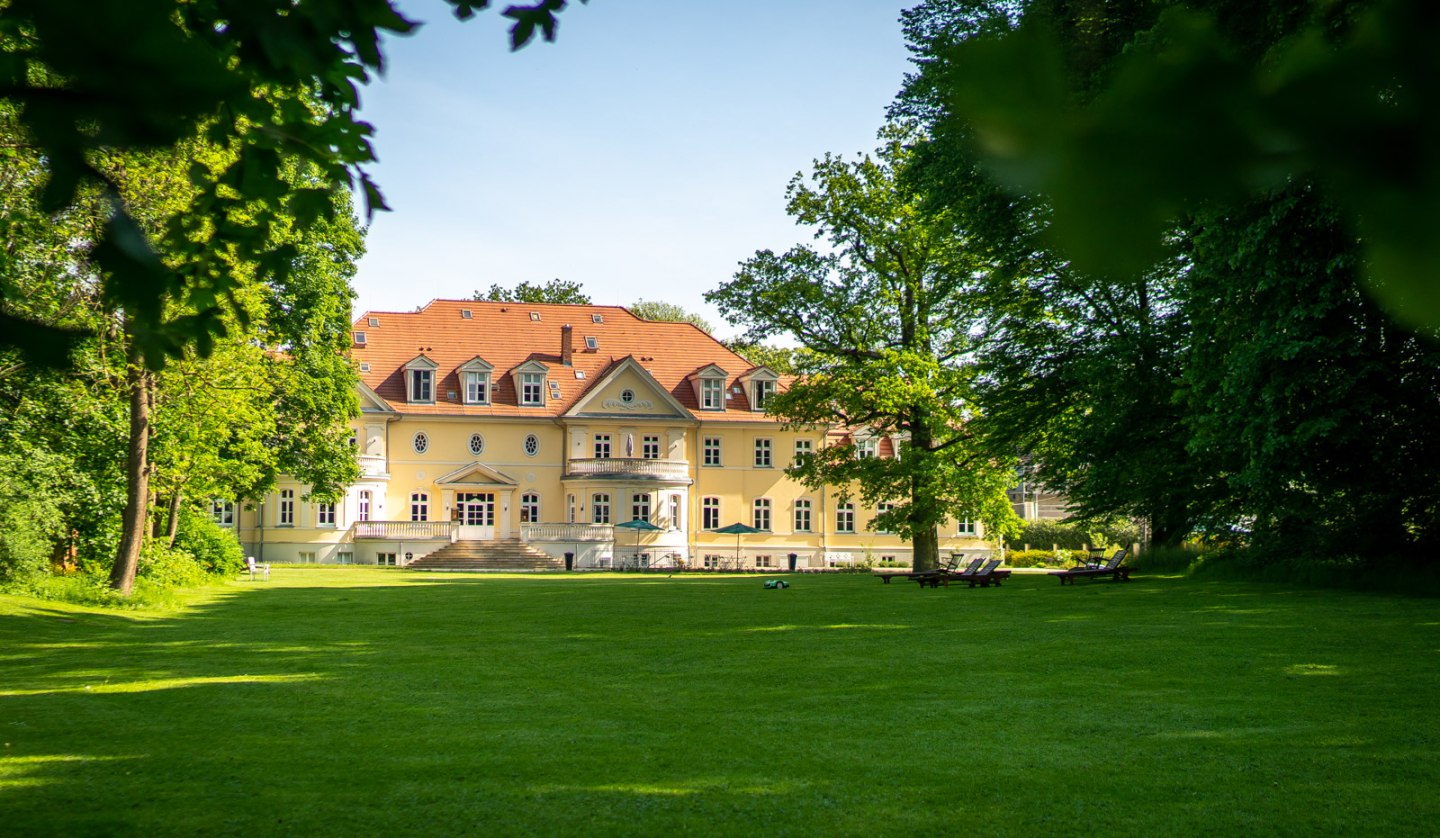 Das Gutshaus mit seinem großzügigen gepflegten, ruhigen Gutspark-Gelände., © Kloster Gut Saunstorf