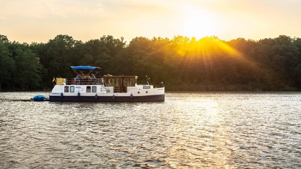 Mit dem Hausboot dem Sonnenuntergang auf der Müritz entgegen, © TMV/Gänsicke