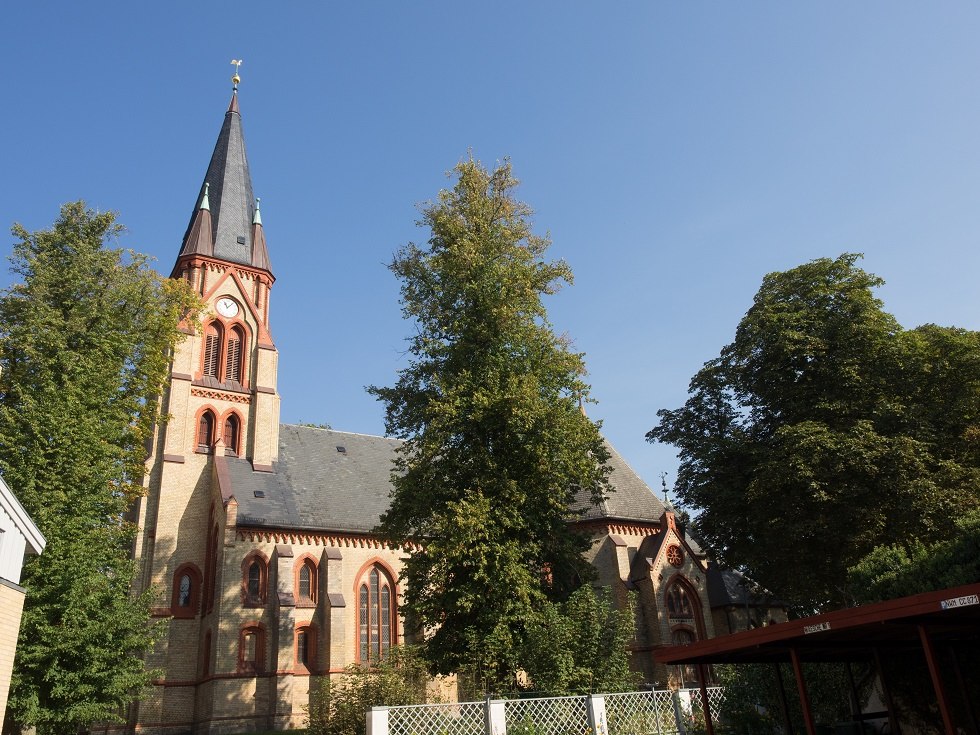 Die Wariner Stiftskirche liegt auf einem Hügel direkt am Marktplatz., © Frank Burger