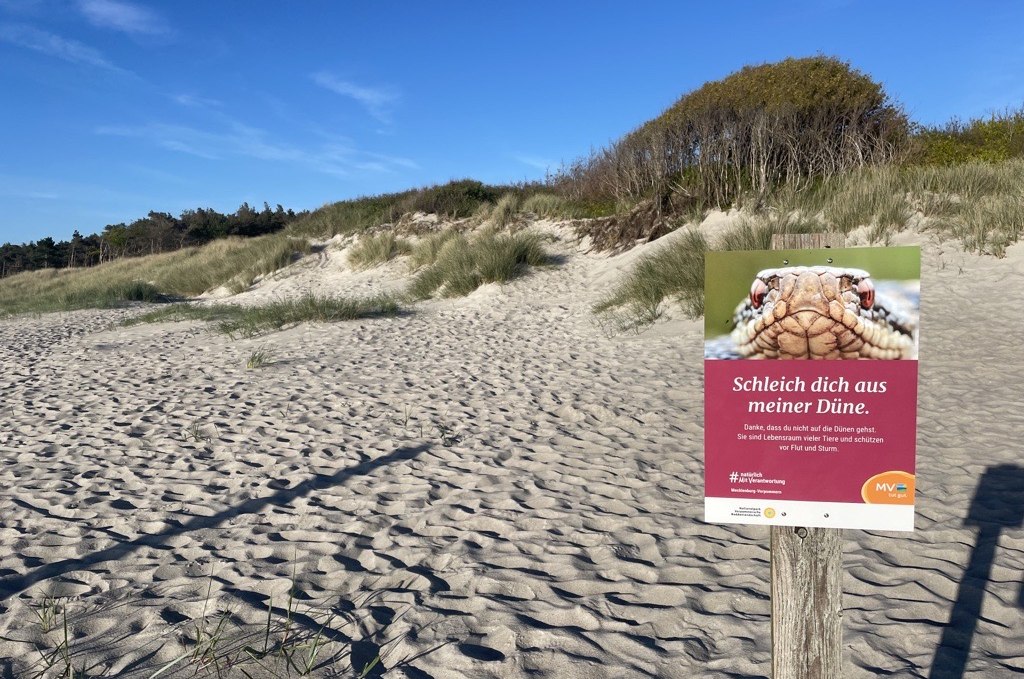 #natürlichMitVerantwortung
Danke, dass du nicht auf die Dünen gehst. Sie sind Lebensraum vieler Tiere und schützen vor Flut und Sturm., © TMV/Rohde