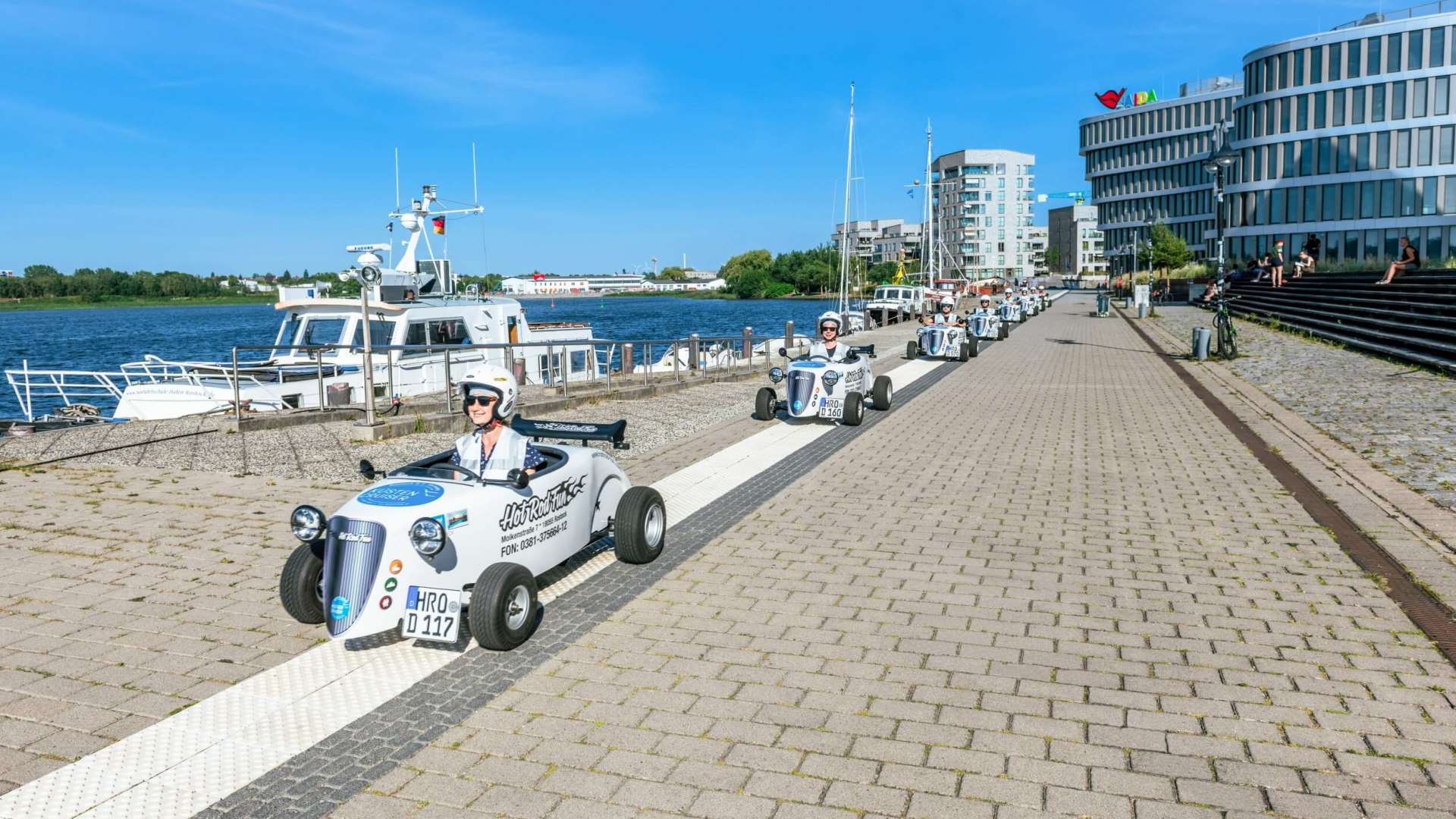 Bei der Tour mit den „Hot Rods“ wird von der Altstadt in den Stadthafen geknattert. Da gucken die Leute!, © TMV/Tiemann