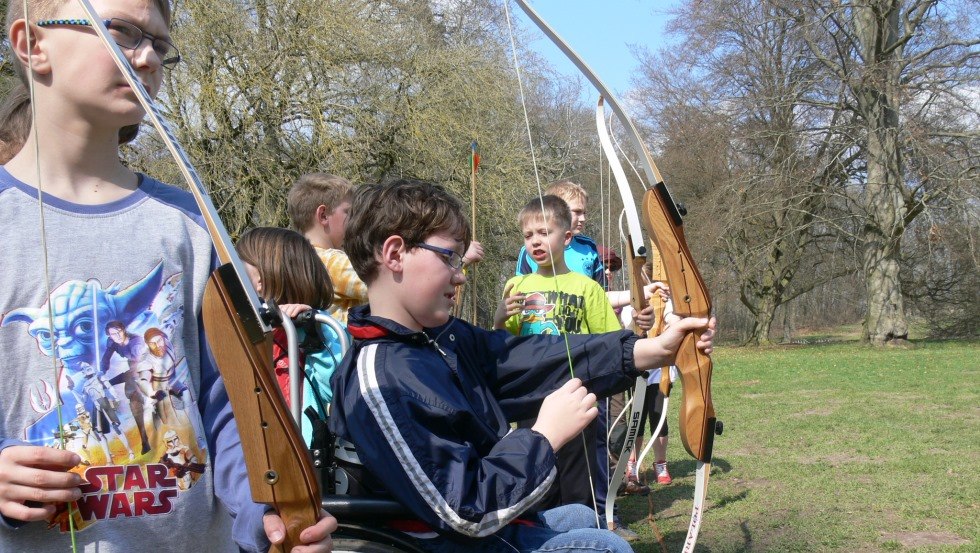 Vielfältige Programme wie zum Beispiel Bogenschießen ermöglichen Erlebnisse in ganz unterschiedlichen Bereichen, © Schloss Dreilützow/Baerens