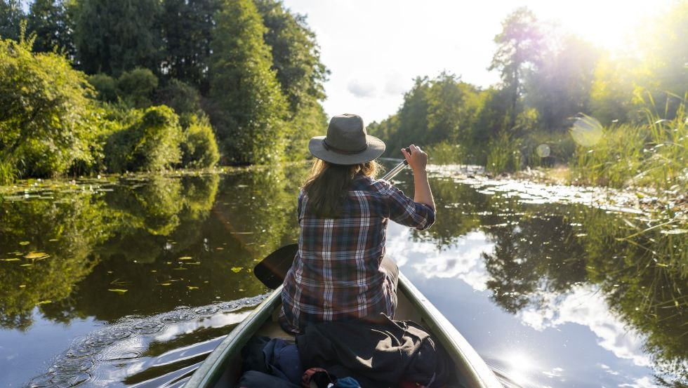 Mit dem Kajak auf der Havel im Sonnenschein paddeln, © Kommwirmachendaseinfach