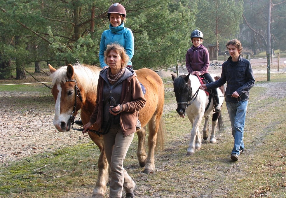 Besonders beliebt ist der Ponyhof-Tag, den Kinder ohne ihre Eltern auf dem Fennhof verbringen, © Fennhof/Steinhof