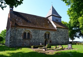 Kirchenansicht mit Grabstätten, © Lutz Werner