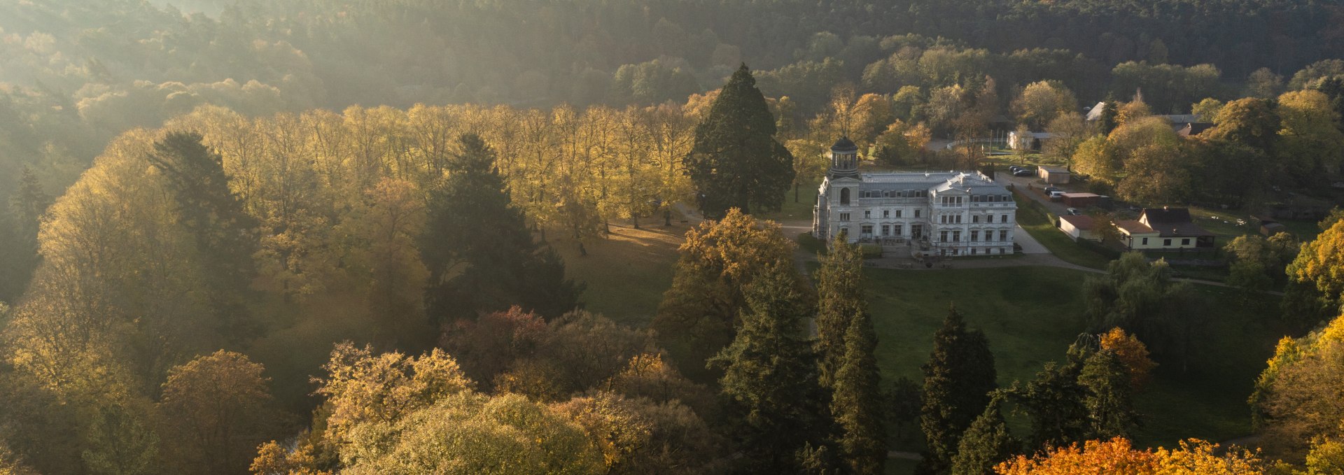 Schloss und Schlosspark Kaarz im goldenen Herbst, © Schloss Kaarz / Stefan von Stengel