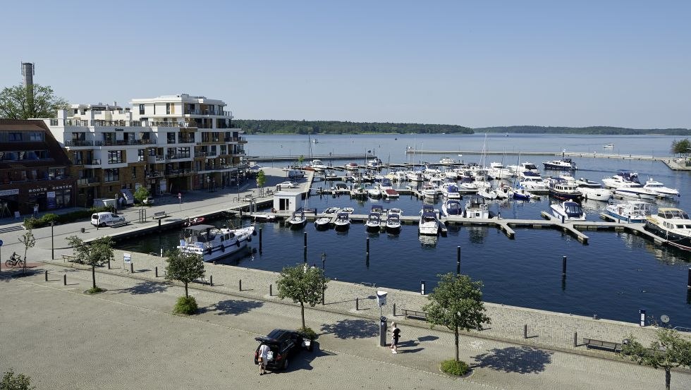 Vom Stadthafen hinein in die weitläufige Seenlandschaft, © Kristina Steiner