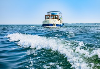 Tage- und wochenlang in Deutschlands Seenland unterwegs – die Große Rundtour ist mit 570 Kilometern eine Strecke voller Kontraste. Auf der Tour durchstreifen Freizeitskipper mit dem Hausboot zwei Bundesländer und drei Hauptstädte. Die Tour ist größtenteils ohne Bootsführerschein und am besten im Uhrzeigersinn befahrbar. , © TMV/Gänsicke