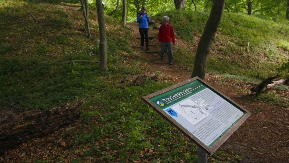 Schautafeln informieren am Wegesrand über Sehenswertes., © TMV/outdoor-visions.com