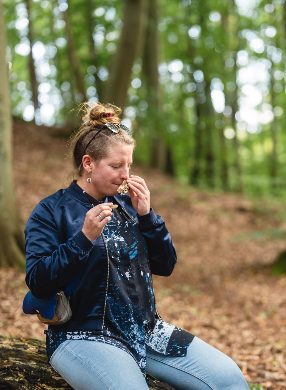 Beim Waldbaden nimmt man den Wald mit allen Sinnen wahr. Sandy Ladenthin zeigt, wie es geht im Wald auf der Insel Usedom., © TMV/Gross