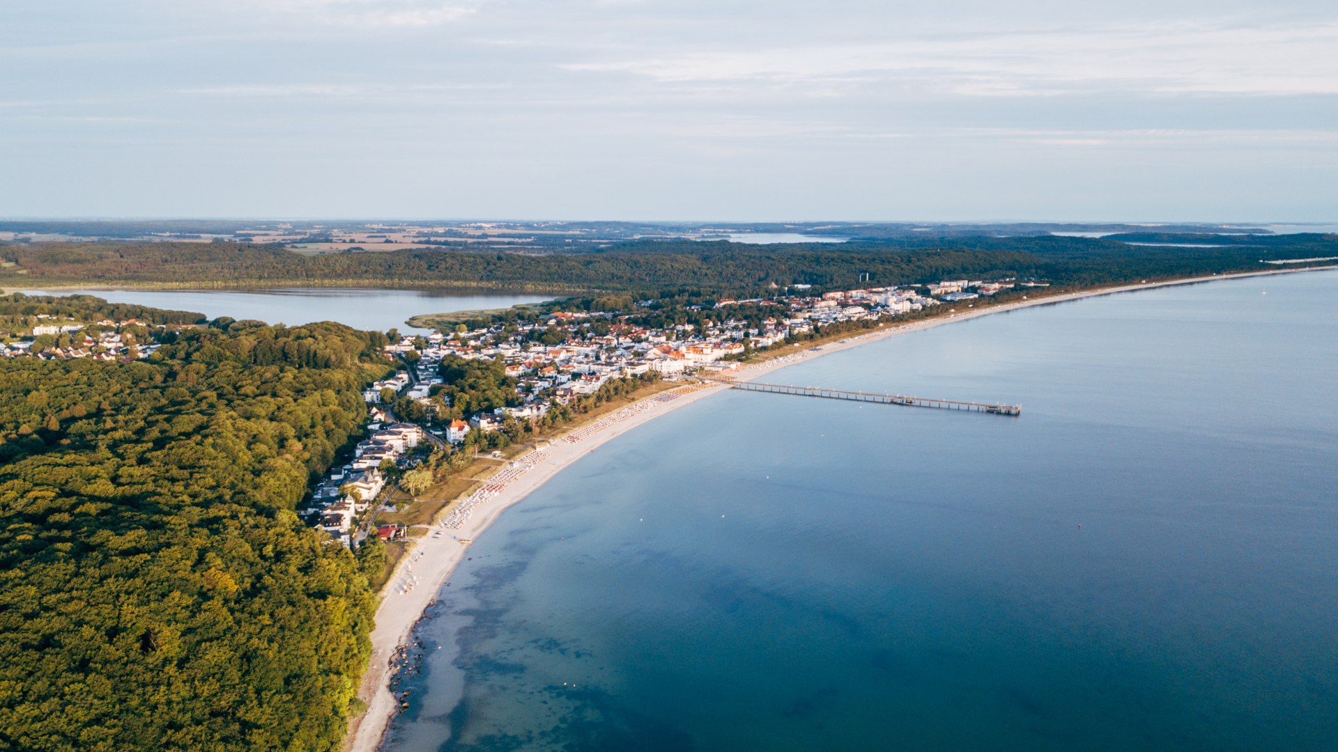 Unübersehbar schön, der Strand und die Promenade mit der Binzer Seebrücke auf Rügen, © TMV/Gänsicke