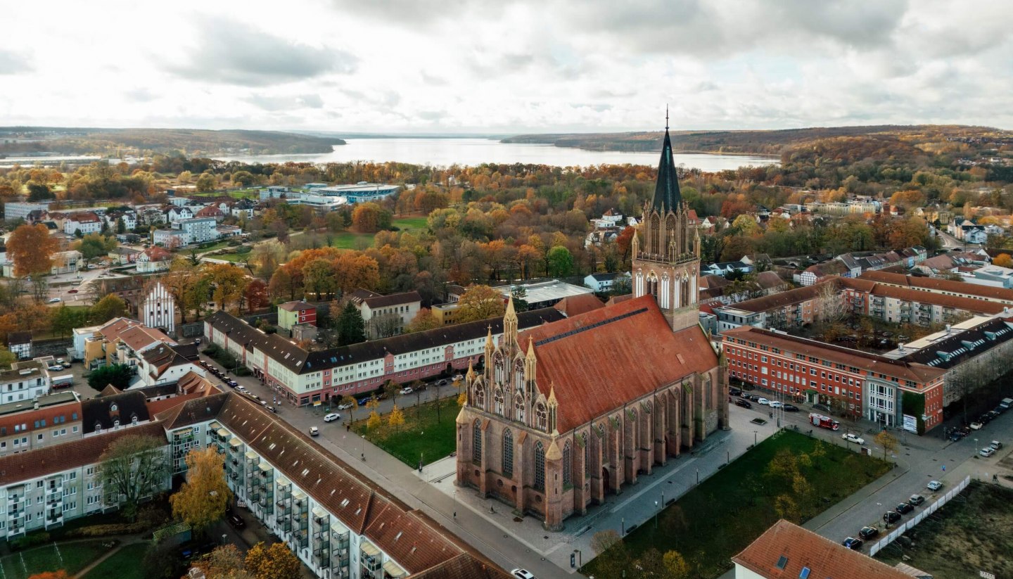 Ein Blick über die Altstadt von Neubrandenburg mit Blick auf die Konzertkirche und im Hintergrund der Tollensesee.