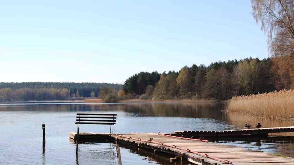 Direkt am See, mit Badestrand und Steg, © little garden Ferienhäuser