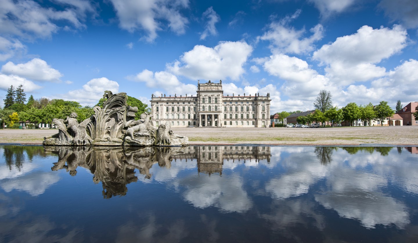 Schloss Ludwigslust mit Spiegelung im Karauschenteich, © SSGK MV / Jörn Lehmann