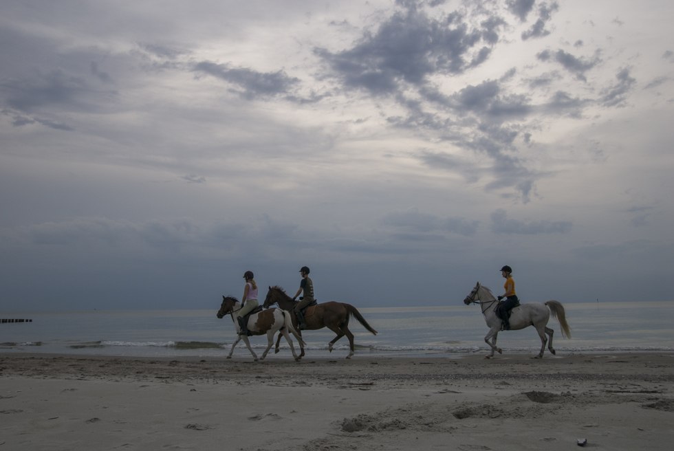 Einen Ausritt entlang des Ostseesaumes in der Abenddämmerung sicherlich ein Topabschluss eines Reiterlehrganges in Mecklenburg-Vorpommern, © TMV/ Hafemann