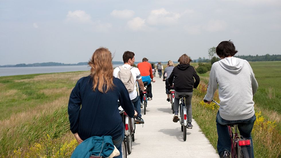 Egal ob Fahrradtour oder Wanderung durch den Nationalpark Vorpommersche Boddenlandschaft - im Jugenddorf Ummanz ist immer was los, © Jugendtours-Feriendorf Ummanz/Meixner