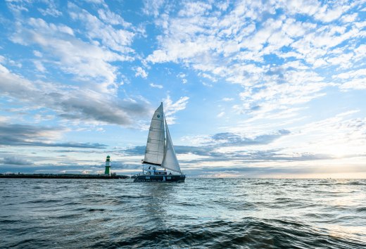 Segeltörn bei Sonnenuntergang auf der Warnow in Warnemünde, © TMV/Tiemann